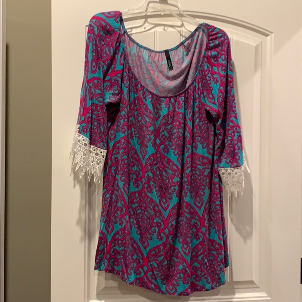 Boutique Tunic - beautiful colors and lace sleeves